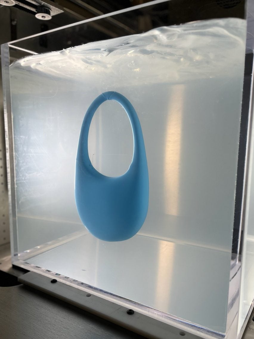 Coperni推出采用液态3D打印硅胶制成的 Ariel Swipe包
