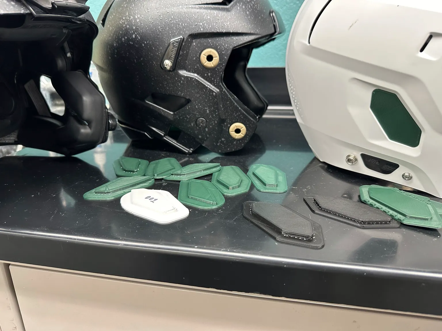 密歇根州立大学工程师研发3D打印头盔插件可帮助四分卫应对观众噪音