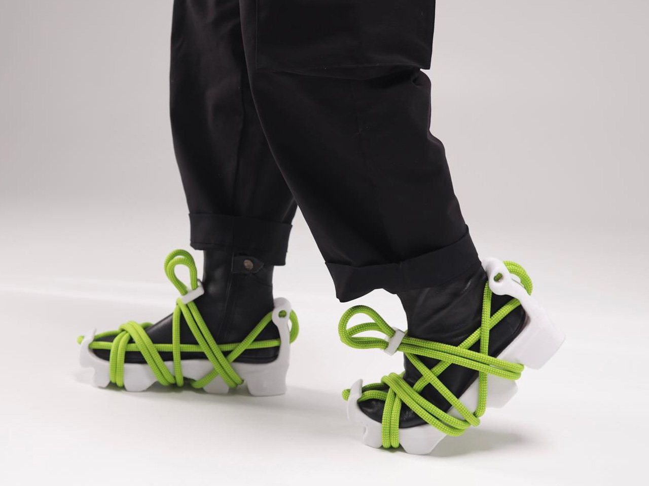 设计师Daniyar Uderbekov用3D打印鞋底和登山绳鞋带打造模块化运动鞋UDRB